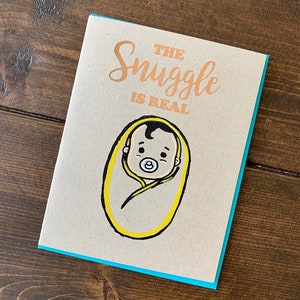 Snuggle is Real New Baby Card - Fait à la main A2 Nouveau bébé, Baby Shower, Nouveau-né, Félicitations Hip Hop Card avec lettrage en aluminium