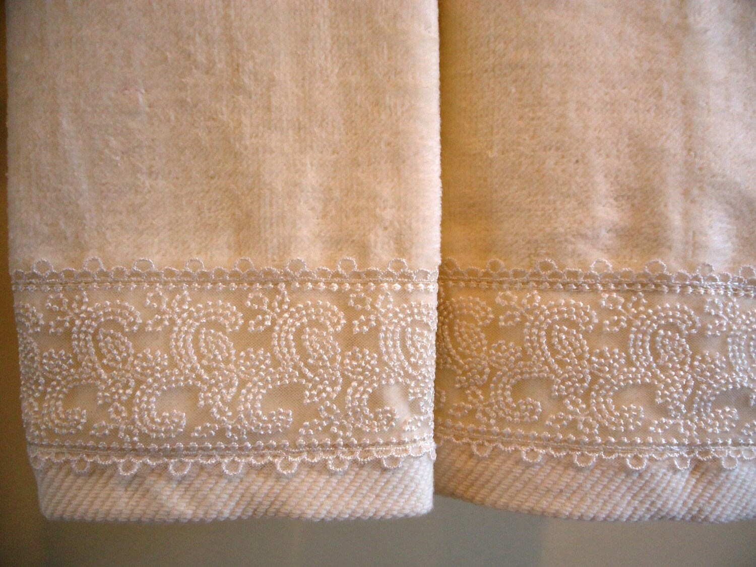 2 PINK ROSE Fingertip/Guest Towel set WHITE Velour Cotton by UtaLace NEW 