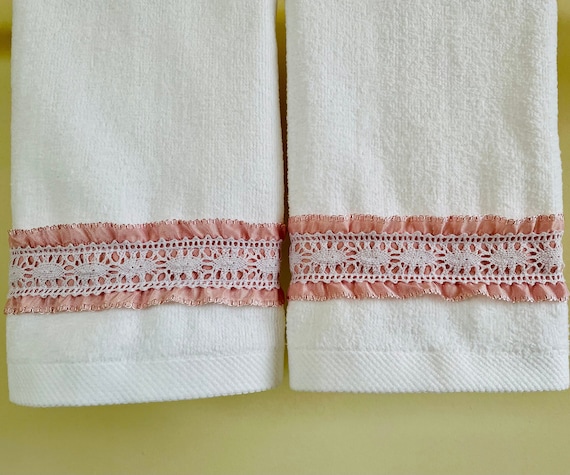 DUSTY ROSE LACE Fingertip guest Towels 2 White Velour 100 Cotton Vintage Pale Rose Pink Ribbon White Lace Trim Etsy Ireland