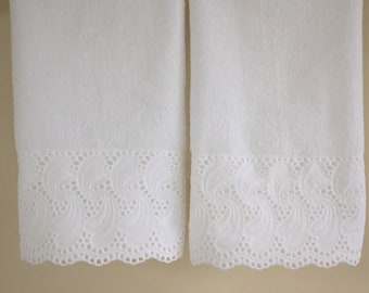 EYELET LACE Fingerspitzen- / Gäste-Handtücher (2) Weißer Velour 100% Baumwolle, weiße Paisley-Spitzenborte, bestickte Spitze, neue individuell verschönerte