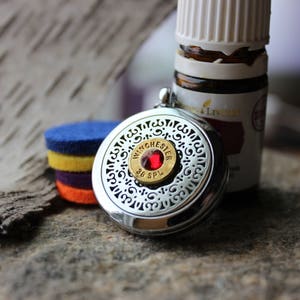 Medaljong med eterisk olja och ammunitionshölje med personlig Swarovski-födelsesten, återvunnet ammunitionssmycke, elegant oljemedaljong