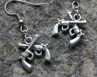 Double pistolet arme de poing boucles d’oreilles, léger charme pendantes boucles d’oreilles, propriétaire d’arme, bijoux personnalisés,