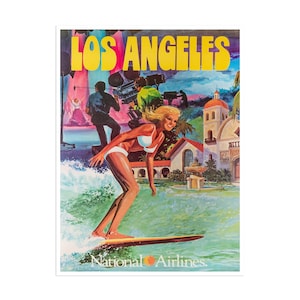K&ouml;nnte beinhalten: Ein Vintage-Reiseposter, das f&uuml;r Los Angeles wirbt, mit einer Frau, die auf einer Welle surft, vor einem Geb&auml;ude im spanischen Stil. Das Poster hat eine leuchtende Farbpalette und den Text "Los Angeles" und "National Airlines".