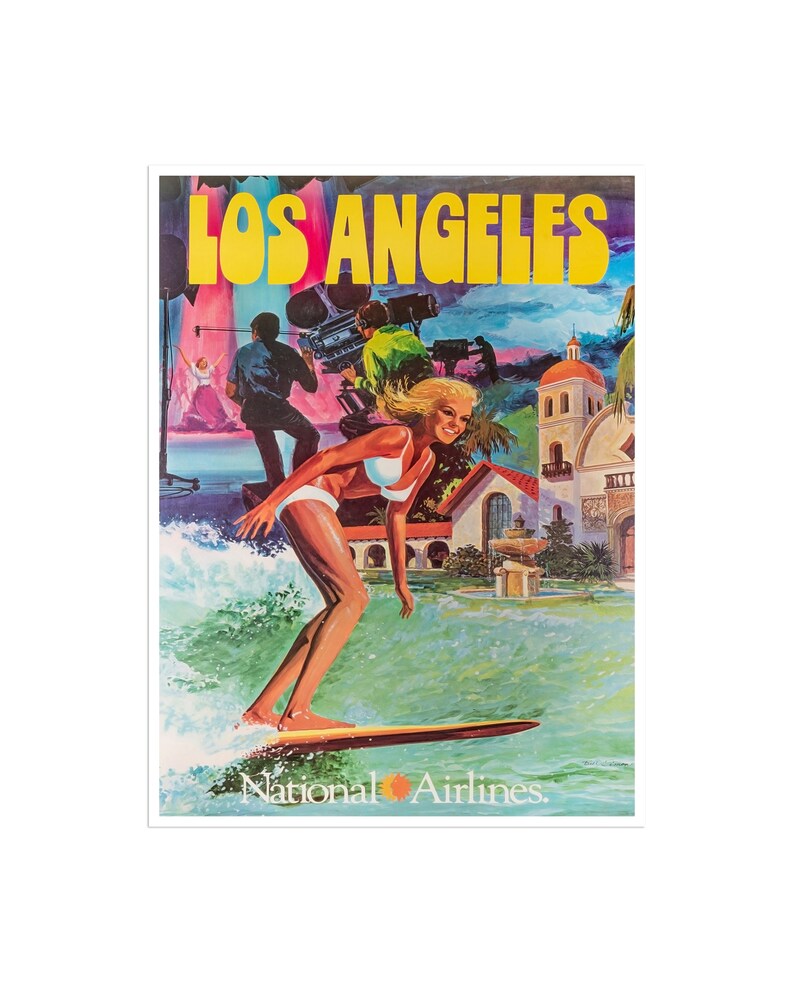 K&ouml;nnte beinhalten: Ein Vintage-Reiseposter, das f&uuml;r Los Angeles wirbt, mit einer Frau, die auf einer Welle surft, vor einem Geb&auml;ude im spanischen Stil. Das Poster hat eine leuchtende Farbpalette und den Text "Los Angeles" und "National Airlines".