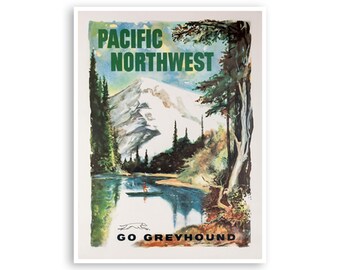 Puede incluir: Póster de viaje vintage que anuncia un viaje al noroeste del Pacífico. El póster presenta una vista panorámica de una cordillera con un lago en primer plano. El texto "PACIFIC NORTHWEST" está en letras verdes y el texto "GO GREYHOUND" está en letras negras.