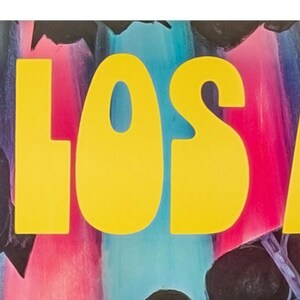 K&ouml;nnte beinhalten: Ein bunter abstrakter Hintergrund mit dem Wort "LOS A" in gro&szlig;en, gelben, blasenartigen Buchstaben.