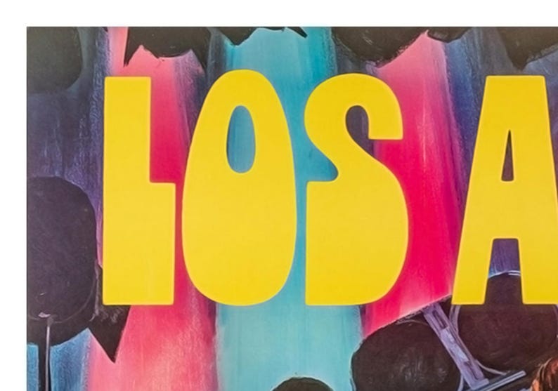 K&ouml;nnte beinhalten: Ein bunter abstrakter Hintergrund mit dem Wort "LOS A" in gro&szlig;en, gelben, blasenartigen Buchstaben.