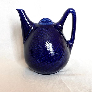 Rörstrand Blå Eld Tekanna – Hertha Bengtsson Mid Century Modern Scandinavian Blue Porcelain Vintage