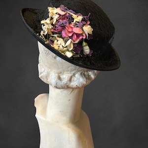 1930er Jahre schwarzer Filzhut mit Netz- und Blumenborte
