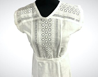 Original c1915 cotton pinafore or apron. Full length.