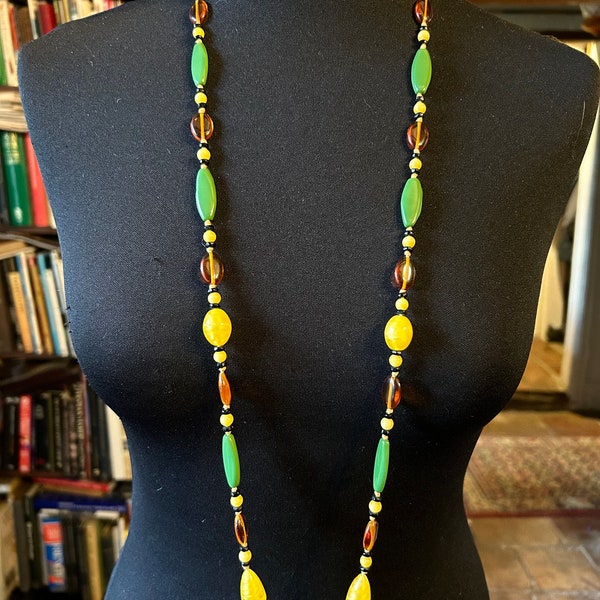 Long collier en verre coloré des années 1920