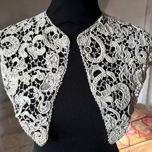 Könnte beinhalten: Handgefertigtes Holzschild mit dem Wort "Welcome" in verspielter Schrift. Das Schild hat eine Used-Optik und ein schlichtes, rustikales Design, ideal für eine Eingangstür.