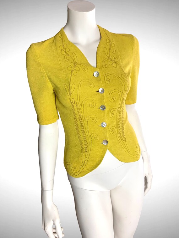 Early 40s chartreuse yellow/green crepe top, with… - image 3