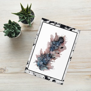 Carte de voeux douce et audacieuse avec une illustration de plumes vibrantes, carte d'art de plumes colorées avec des détails complexes
