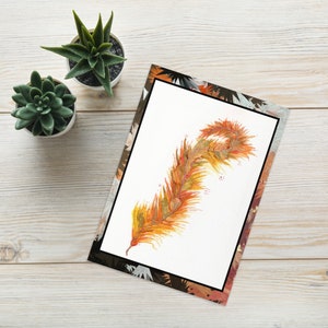 Cartão de felicitações com design em laranja suave, com ilustração de pena, cartão de arte de penas coloridas com detalhes intrincados