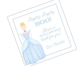 以下が含まれることがあります： シンデレラの漫画イラストと「Bippity Boppity BOO! Here's a HALLOWEEN treat for you! Love. Charlotte」というテキストが書かれた、青と白の印刷可能なハロウィンのおやつ袋