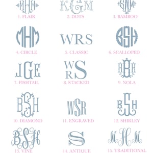 Peut inclure: Un tableau pr&eacute;sentant 15 polices de caract&egrave;res de monogramme diff&eacute;rentes, chacune avec un &eacute;chantillon des lettres "BSH" ou "WHM" en bleu clair. Les polices sont num&eacute;rot&eacute;es de 1 &agrave; 15 et portent des noms tels que "Flair", "Dots", "Bamboo", "Circle", "Classic", "Scalloped", "Fishtail", "Stacked", "Nola", "Diamond", "Engraved", "Shirley", "Vine", "Antique" et "Traditional".