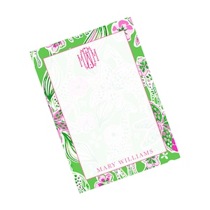 Può includere: Blocco note floreale verde e rosa con un'area di scrittura bianca. Il blocco note ha un monogramma rosa "MWM" in alto e il testo "MARY WILLIAMS" in basso.