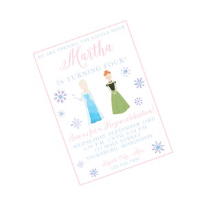 Pode incluir: Um cart&atilde;o de convite rosa e azul com uma ilustra&ccedil;&atilde;o em aquarela de duas princesas do filme Frozen. O texto no cart&atilde;o diz "We are opening the castle door Martha is turning four! Join us for a Frozen celebration! Wednesday, September 23rd 5:00 p.m. until 6:30 p.m. 123 Main Street Vicksburg, Mississippi Regrets Only - Mom 123.456.7890"