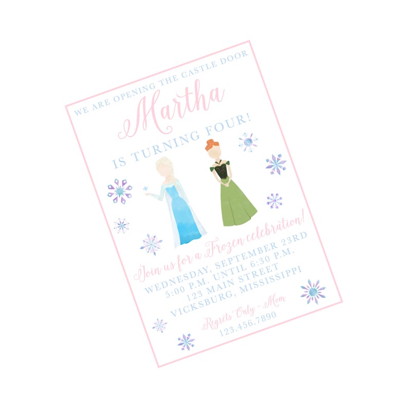 Pode incluir: Um cart&atilde;o de convite rosa e azul com uma ilustra&ccedil;&atilde;o em aquarela de duas princesas do filme Frozen. O texto no cart&atilde;o diz "We are opening the castle door Martha is turning four! Join us for a Frozen celebration! Wednesday, September 23rd 5:00 p.m. until 6:30 p.m. 123 Main Street Vicksburg, Mississippi Regrets Only - Mom 123.456.7890"