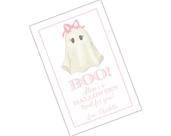 以下が含まれることがあります： ピンクと白のハロウィンのお菓子袋。ピンクのリボンをつけた幽霊が描かれており、「BOO! Here's a HALLOWEEN treat for you! Love, Charlotte」の文字が書かれています。