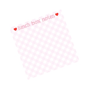 Könnte beinhalten: Ein Notizblock mit rosa-weißem Karomuster und dem Text "lunch box notes" sowie roten Herzen auf beiden Seiten des Textes.