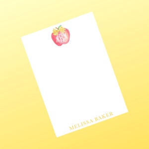 Peut inclure: Papeterie blanche avec un motif de pomme à l'aquarelle. La pomme est rouge avec un monogramme doré et des feuilles dorées. Le nom "MELISSA BAKER" est imprimé en or en bas de la page. Papeterie pour usage personnel ou professionnel.