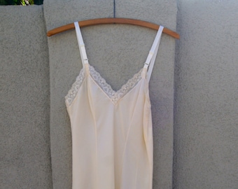 Camisón vintage beige crema con ribete de encaje de Patricia