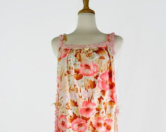 Vintage loungejurk met bloemenprint: kant en lintdetail, zwemkleedje