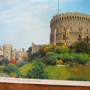 Windsor: Cartão postal não utilizado do Portão Normando e da Torre Redonda. Série de cartões postais de Charles Skilton.