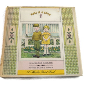 Può includere: Una copertina di un libro per bambini vintage con un motivo a quadri giallo, verde e bianco. La copertina presenta un bambino e una bambina in piedi davanti a una staccionata bianca con un prato verde e fiori. Il titolo del libro è "What is a Child?" e l'autrice è Geraldine Richelson. Il libro è illustrato da John E. Johnson ed è un libro di Marlin Quist.