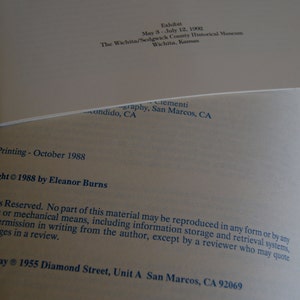 K&ouml;nnte beinhalten: Ein Buch mit dem Titel "Quilt in a Day" mit den Copyright-Informationen "Copyright &copy; 1988 by Eleanor Burns" und den Verlagsinformationen "First Printing - October 1988". Das Buch enth&auml;lt auch die Adresse "1955 Diamond Street, Unit A San Marcos, CA 92069".