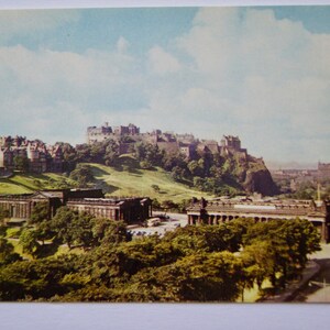 Vintage Cartolina Edinburgh Castle e la National Gallery Post Card Crown Copyright stampato in Scozia