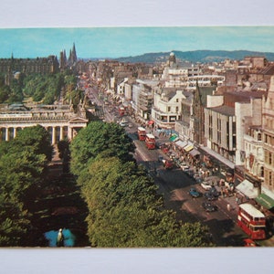Vintage postal Princes Street desde el monumento Scott Edimburgo Tarjeta Postal Colourmaster Internacional Impreso en Gran Bretaña Foto