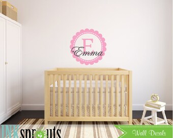Könnte beinhalten: Rosa-weißer Wandaufkleber für das Kinderzimmer mit einem Kreisdesign und dem Namen "Emma" in kursiv.