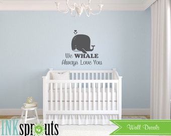 Könnte beinhalten: Ein weißes Babybett mit einem grauen Wal-Wandaufkleber, auf dem "We Whale Always Love You" steht.