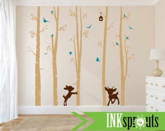 Könnte beinhalten: Ein Wandaufkleber mit einer Waldszene mit braunen Birken, blauen Vögeln und zwei braunen Hirschsilhouetten. Der Aufkleber ist perfekt für ein Kinderzimmer oder ein Kinderzimmer.