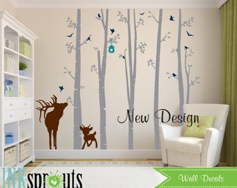 Könnte beinhalten: Wandtattoo mit einem grauen Birkenwald mit einem braunen Hirsch und einem Kitz, blauen Vögeln und einem blauen Vogelhaus. Der Text "New Design" ist in Schwarz an der Wand geschrieben.