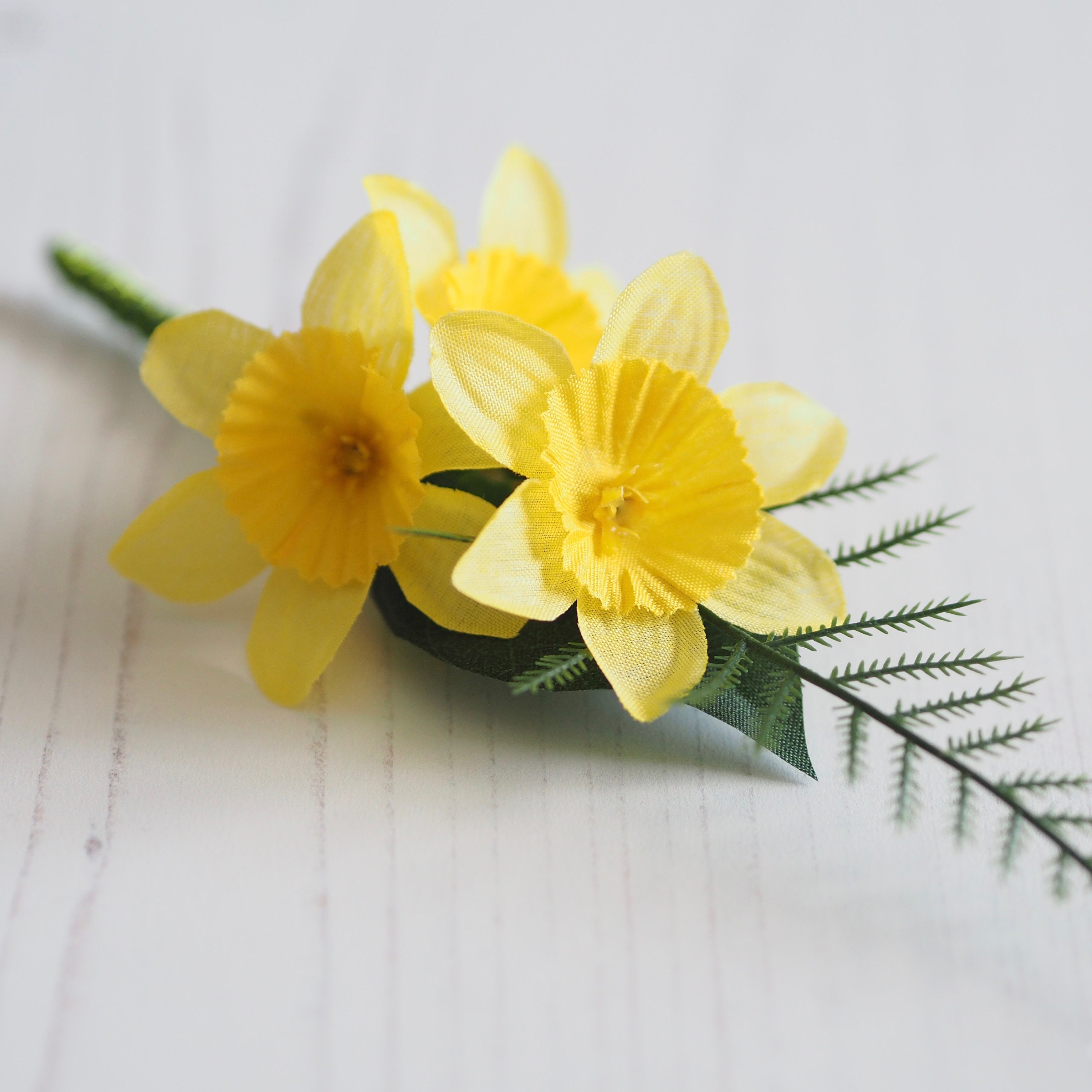 Silk Mini YELLOW DAFFODILS fleur artificielle Fougère de mariage en boutonnière avec clip
