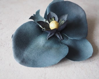 Accesorio para el cabello de flor de seda de orquídea azul petróleo artificial con clip