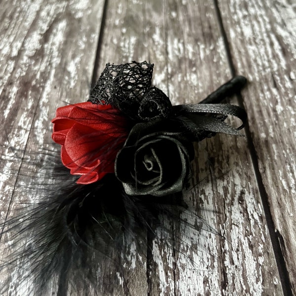 Boutonnières/boutonnières de mariage gothiques rouges et noires artificielles, plumes noires douces