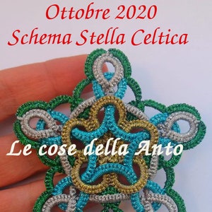 Può includere: Una stella celtica a nodo verde, blu e oro con il testo "Le cose della Anto" e "Ottobre 2020 Schema Stella Celtica" in rosso.