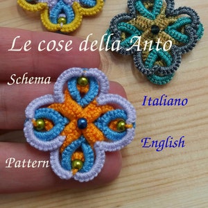 Può includere: Tre disegni di fiori all'uncinetto con perline. I fiori sono in tonalità di blu, verde, giallo, arancione e viola. Il testo "Le cose della Anto" è visibile nell'immagine. Le parole "Schema" e "Pattern" sono anche visibili.