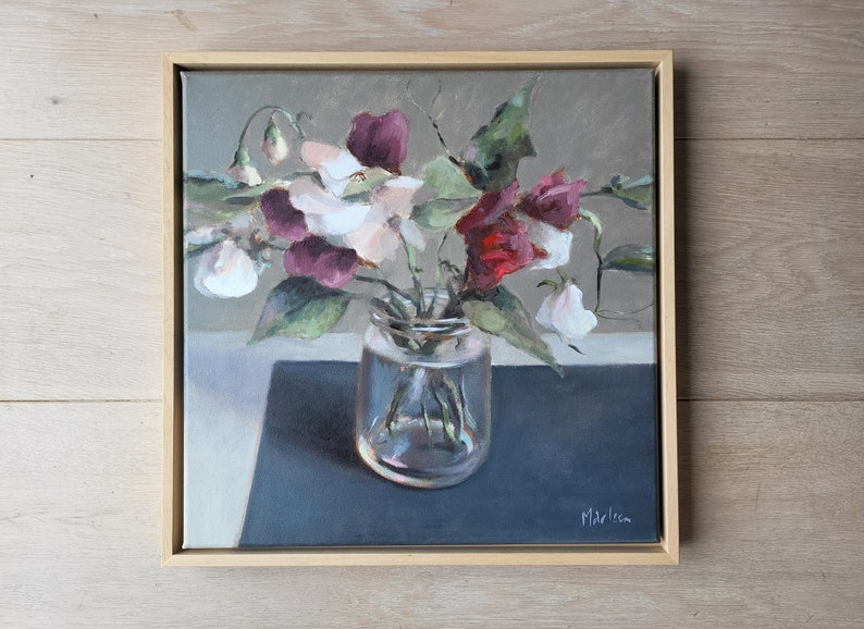 K&ouml;nnte beinhalten: Ein Gem&auml;lde mit einem Strau&szlig; welker Blumen in einem durchsichtigen Glas. Die Blumen sind wei&szlig;, rosa und rot. Der Hintergrund ist in einem ged&auml;mpften Grau gehalten.