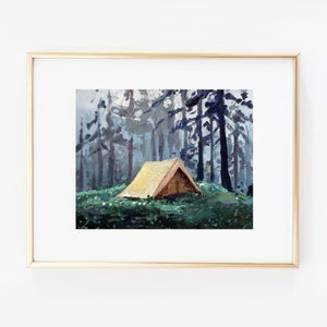 Op de afbeelding: Olieverfschilderij van een gele tent in een bos. De tent staat centraal, omringd door groen gras en bomen. De bomen zijn hoog en donker, met een mistige achtergrond, wat een rustige scène creëert.
