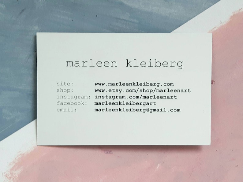 Op de afbeelding: Een witte visitekaartje met zwarte tekst. De kaart leest "marleen kleiberg" en bevat contactgegevens voor een website, winkel, Instagram, Facebook en e-mail.