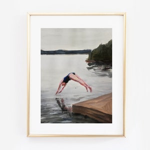 Op de afbeelding: Een schilderij van een persoon die van een houten steiger in een meer duikt. De persoon draagt een blauwe badpak en is in de lucht, met zijn armen uitgestrekt. Het meer is lichtblauw en de lucht is lichtgrijs. Er zijn bomen op de achtergrond.