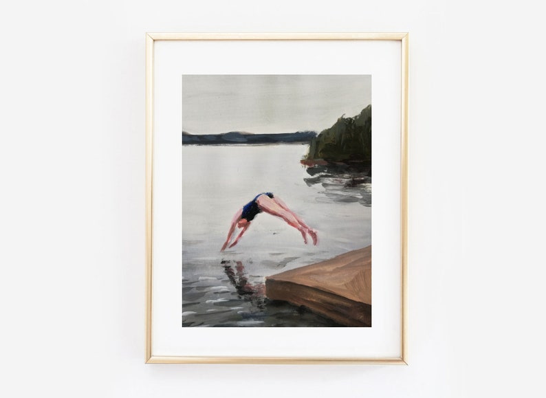 Op de afbeelding: Een schilderij van een persoon die van een houten steiger in een meer duikt. De persoon draagt een blauwe badpak en is in de lucht, met zijn armen uitgestrekt. Het meer is lichtblauw en de lucht is lichtgrijs. Er zijn bomen op de achtergrond.