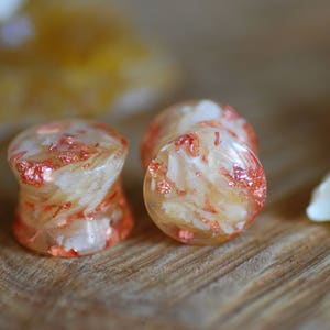 White Carnation Gauges with Copper Flakes, Unique Wedding Flower Plugs, Bridal Nature Ear Plugs, Bohemian Floral Gauges