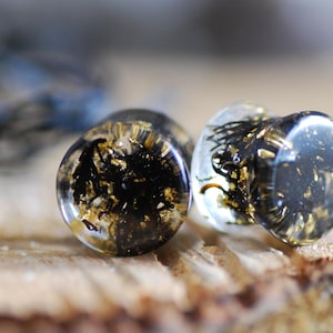Schwarze Algen Ohrstecker mit Goldflocken, schwarze Harz Plugs, dunkle Ohrstecker, marine Plugs für Ihn